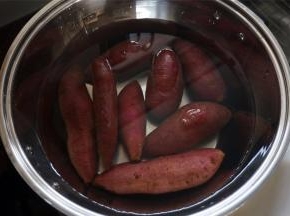 加入清水，刚好淹过红薯即可。