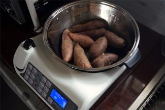 程序结束后，用筷子穿过红薯最厚处，若能轻易穿过则表示熟透。这时将剩余的水倒掉，然后启动干锅功能，将水分烘干部分。