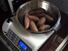 程序结束后，用筷子穿过红薯最厚处，若能轻易穿过则表示熟透。这时将剩余的水倒掉，然后启动干锅功能，将水分烘干部分。