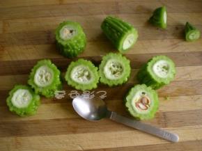 可按照自己的喜好切苦瓜