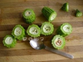 可按照自己的喜好切苦瓜