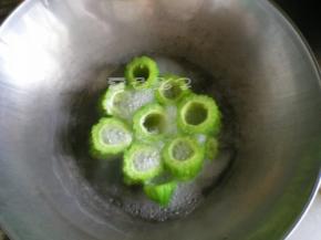 苦瓜开水里边焯一下，去除苦味