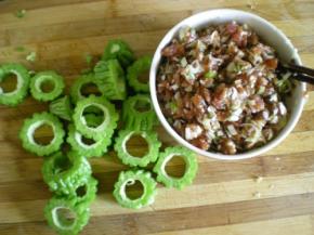 捞出来备用，顺便控出苦瓜的水份