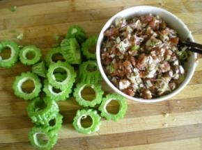 捞出来备用，顺便控出苦瓜的水份