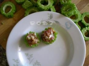 准备好的馅料和苦瓜，开始灌肉馅