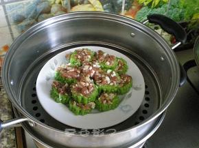 水开下锅蒸20分钟。时间短怕肉馅不熟，苦瓜不软烂。可以按照个人的喜好调整时间。