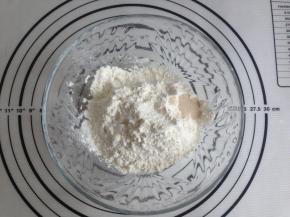 所有材料放进碗里，加入水，和成面团即可