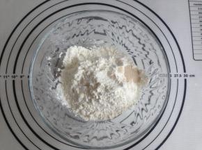 所有材料放进碗里，加入水，和成面团即可