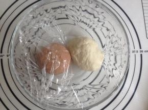 将面团分成两份，其中一份加入可可粉。将两份面团盖上保鲜膜，放进冰箱冷藏松驰30分钟