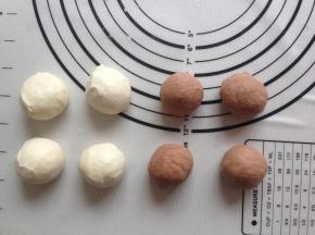 将两种颜色的面团平均分成四份