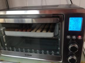 在温暖处发酵30分钟，在表面喷一点水，选择东菱烤箱08键（默认上火220度，下火200度），烘烤12分钟