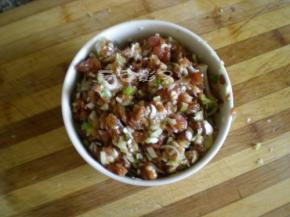 肉馅把所有的配料加进来，用力的搅拌融合