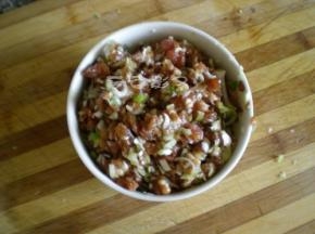 肉馅把所有的配料加进来，用力的搅拌融合