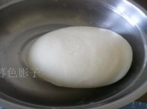 温水220毫升和面、拌到无干粉。揉合成团、保鲜膜包好松弛