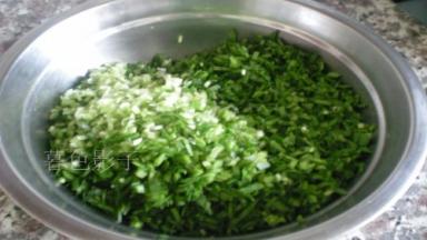 肉馅用适量的水酱油盐 色拉油胡椒粉一起搅拌出肉泥状