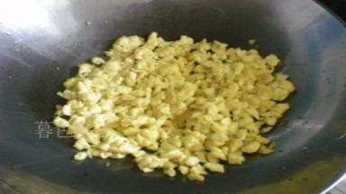 鸡蛋打散、锅里放油，炒碎的最好