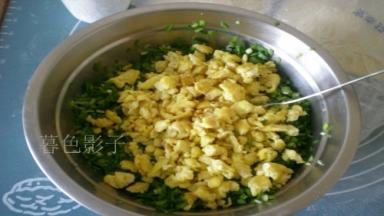 韭菜、鸡蛋、色拉油混合在一起、包的时候在放盐（防止韭菜出水