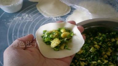 擀成面皮、包适量的馅料、捏牢