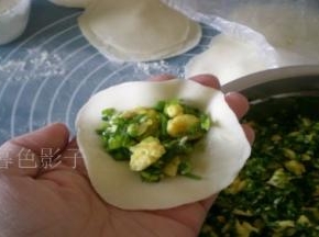 擀成面皮、包适量的馅料、捏牢