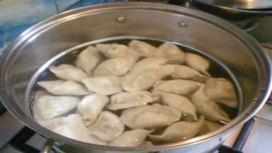 水下锅、煮开锅就OK了