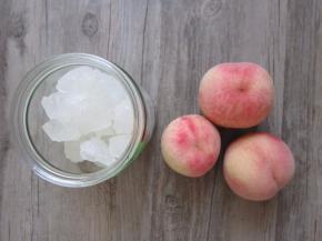 准备好冰糖、桃子。(桃子尽量选硬点的)