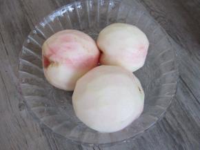 桃子洗净去皮。