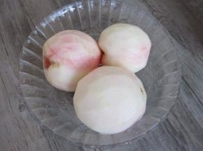 桃子洗净去皮。