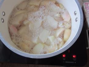 水量以桃子齐平即可，开中火。