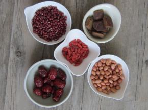 准备好所有食材。红豆、花生提前一晚泡好。