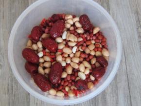 将红豆、花生、红枣、枸杞洗干净。