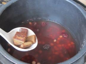 煮好开锅放上红糖搅拌均匀即可食用