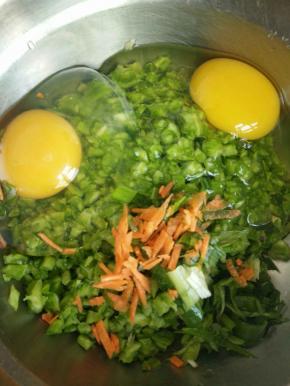 放入两颗鸡蛋，一点葱末一点胡萝卜末