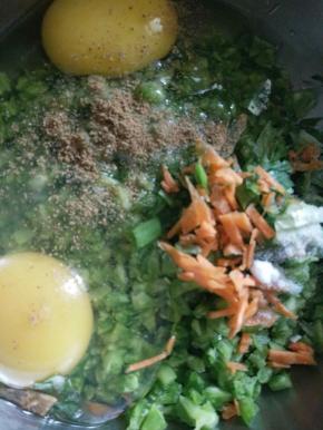 少许五香粉调匀