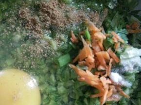 少许五香粉调匀