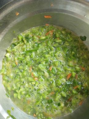 倒入苦瓜糊，中小火煎熟底部