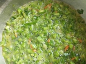 倒入苦瓜糊，中小火煎熟底部