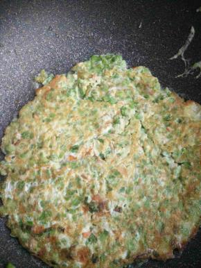 然后翻面，可以颠勺。我是用炒菜的铲子帮助翻面的。