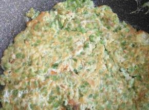 然后翻面，可以颠勺。我是用炒菜的铲子帮助翻面的。