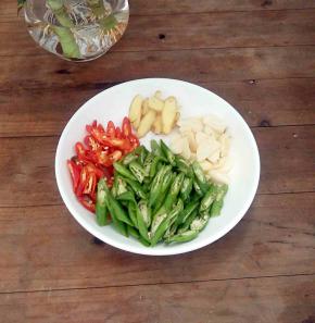 把青红椒、姜、蒜切下