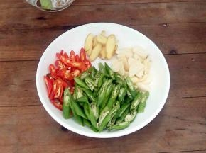 把青红椒、姜、蒜切下