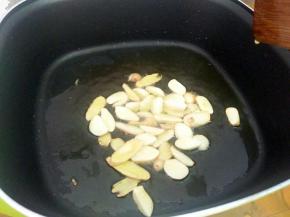 热锅凉油，下姜蒜小火煸香。