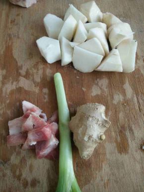 山药切块，肉切小块，葱，姜切块