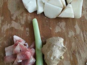山药切块，肉切小块，葱，姜切块