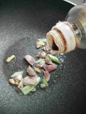 放葱姜丝煸出味，到少量的生酱酱油
