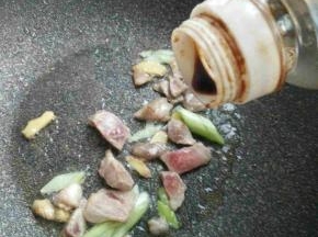 放葱姜丝煸出味，到少量的生酱酱油
