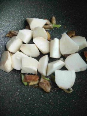 倒入山药炒一下