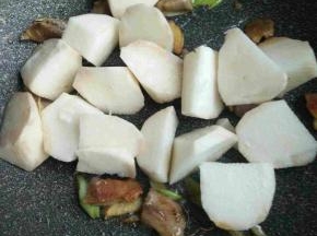 倒入山药炒一下