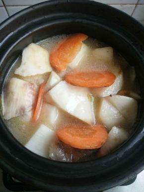 放入砂锅里到入排骨汤，少许几片胡萝卜，炖