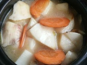 放入砂锅里到入排骨汤，少许几片胡萝卜，炖