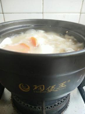 用筷子插插山药，烂了放入药调味